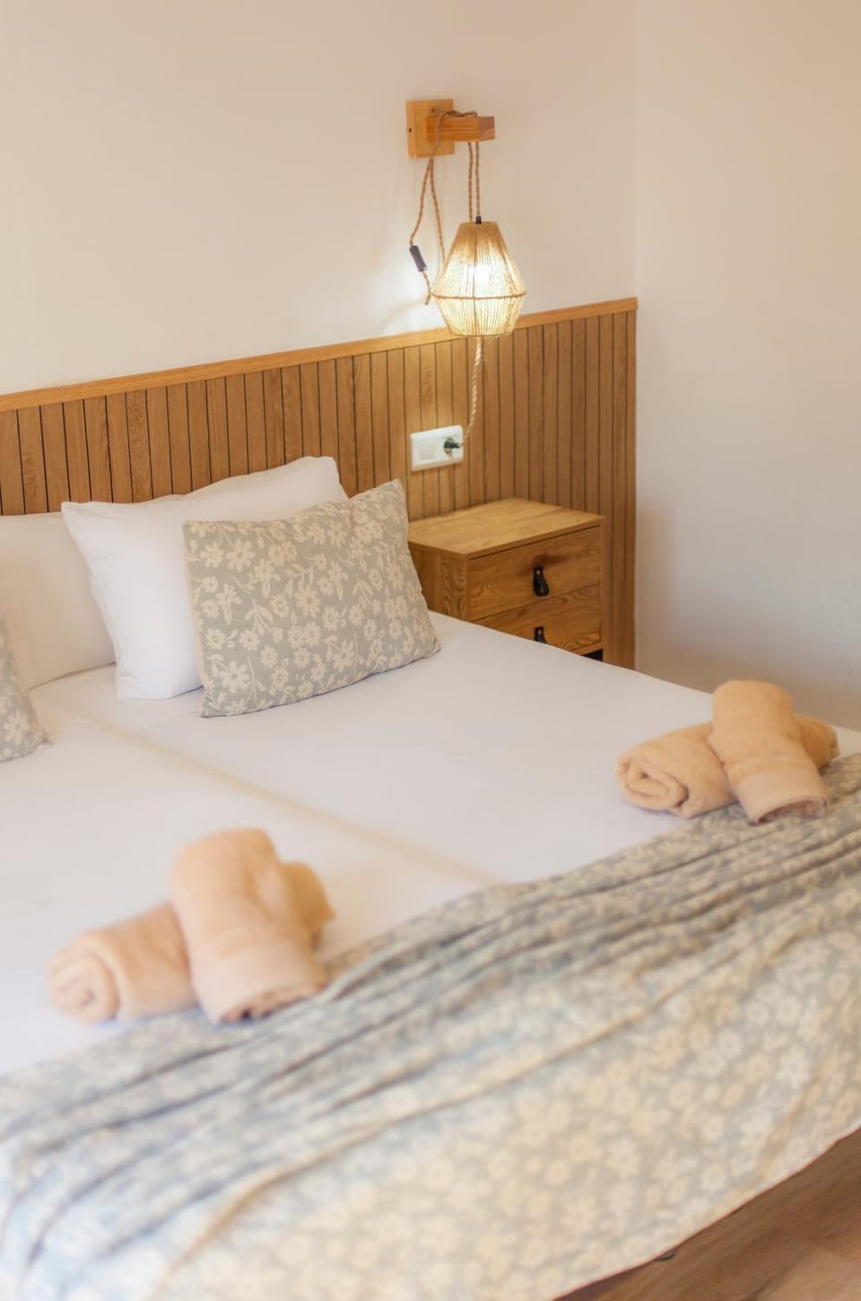 Bed, Photo of the whole room, Decorative detail