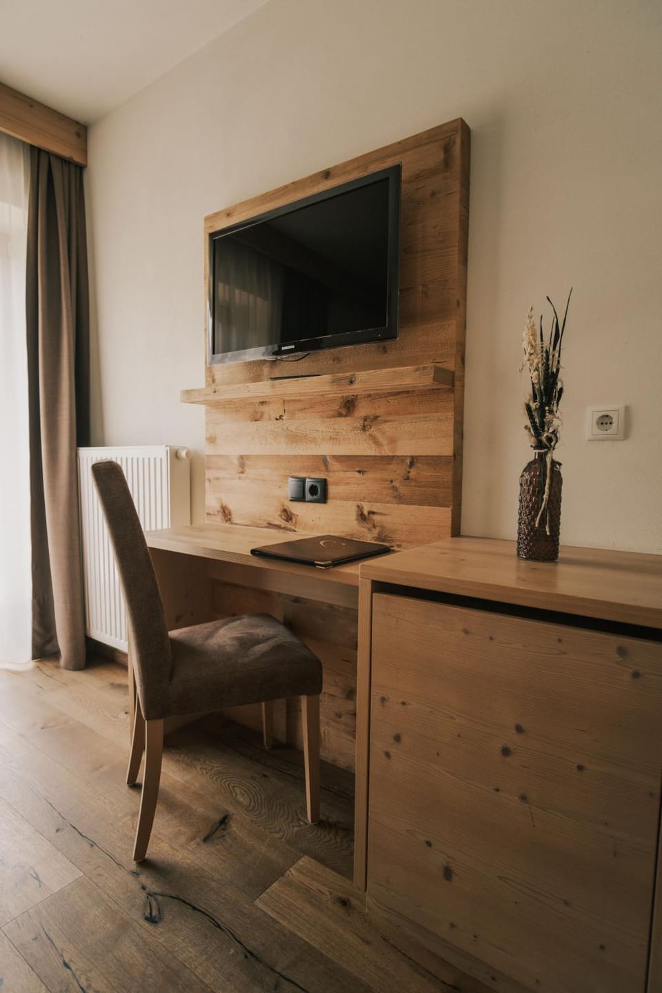 Photo of the whole room, Seating area