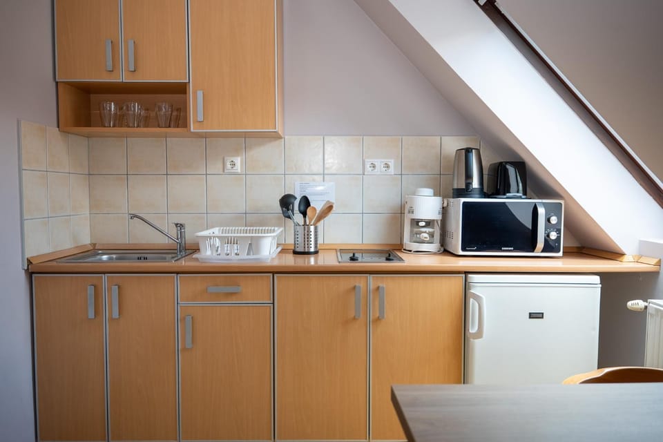 Coffee/tea facilities, Kitchen or kitchenette, stove