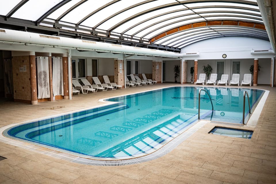 Swimming pool, sunbed