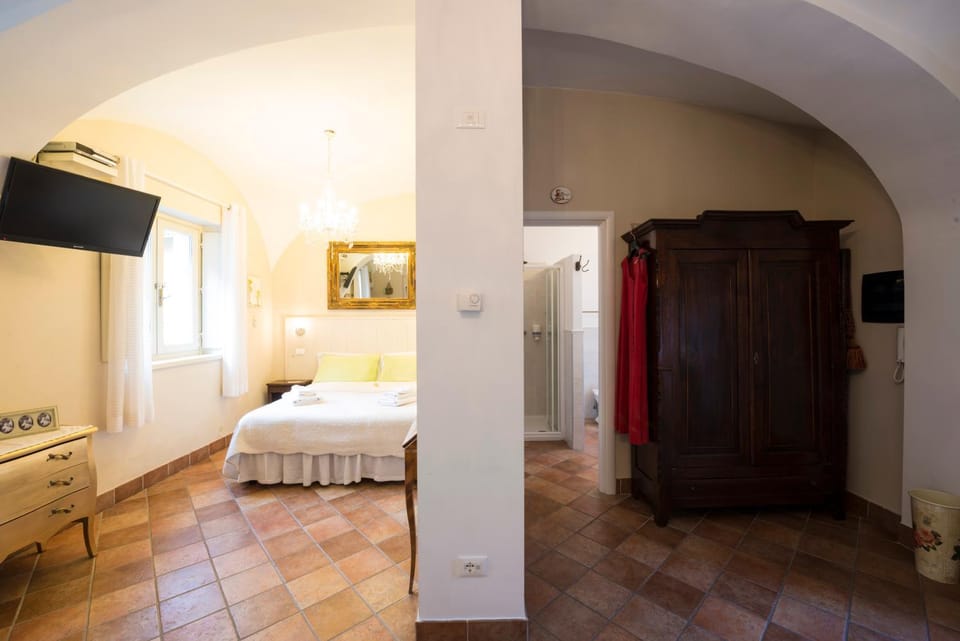 TV and multimedia, Photo of the whole room, Bedroom