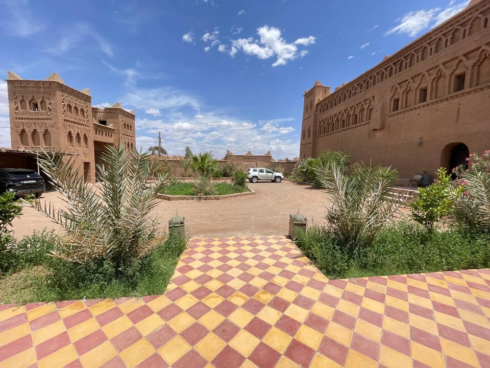 Property building, Day, Neighbourhood, Street view, Location, Parking