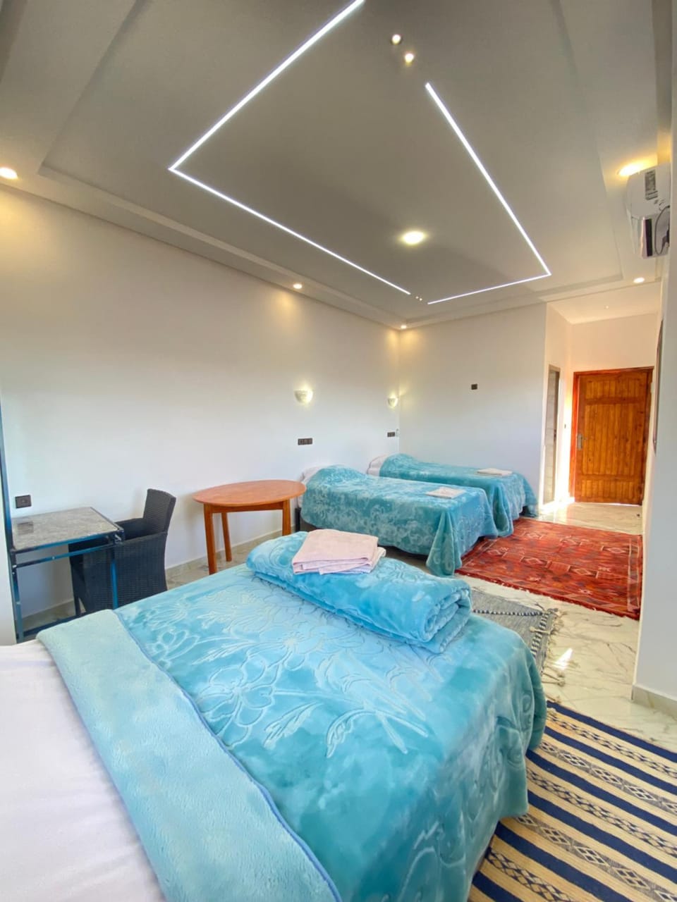 Bed, Living room, Photo of the whole room, Seating area