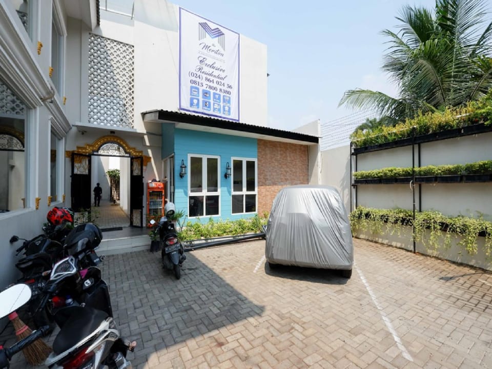 Property building, Facade/entrance, Area and facilities