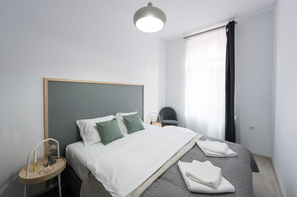 Bed, Decorative detail, Bedroom, Landmark view, Mountain view, Quiet street view