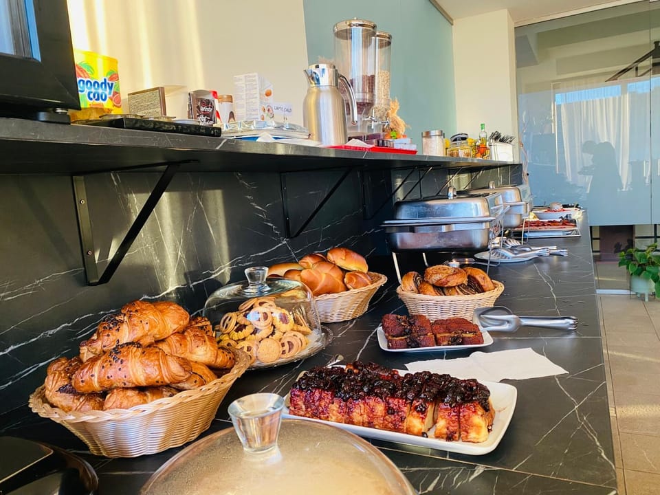 Food and drinks, Breakfast, Continental breakfast, Buffet breakfast