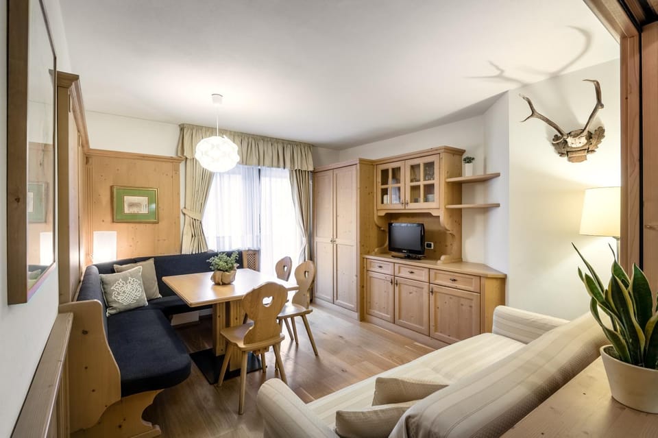 Bed, Photo of the whole room, Dining area