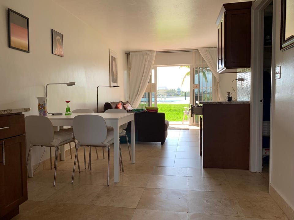 Photo of the whole room, Pool view