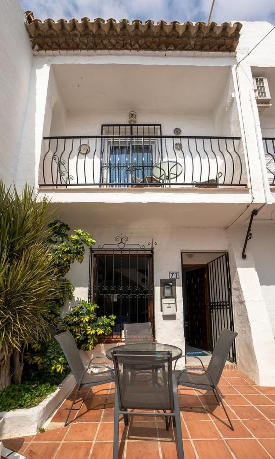 Facade/entrance, Balcony/Terrace