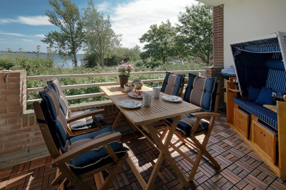 Meerblick Lemkenhafen – Ferienwohnung Apartment in Ostholstein