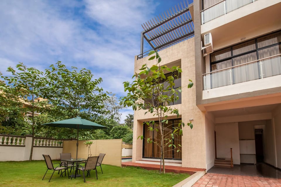 Facade/entrance, Garden
