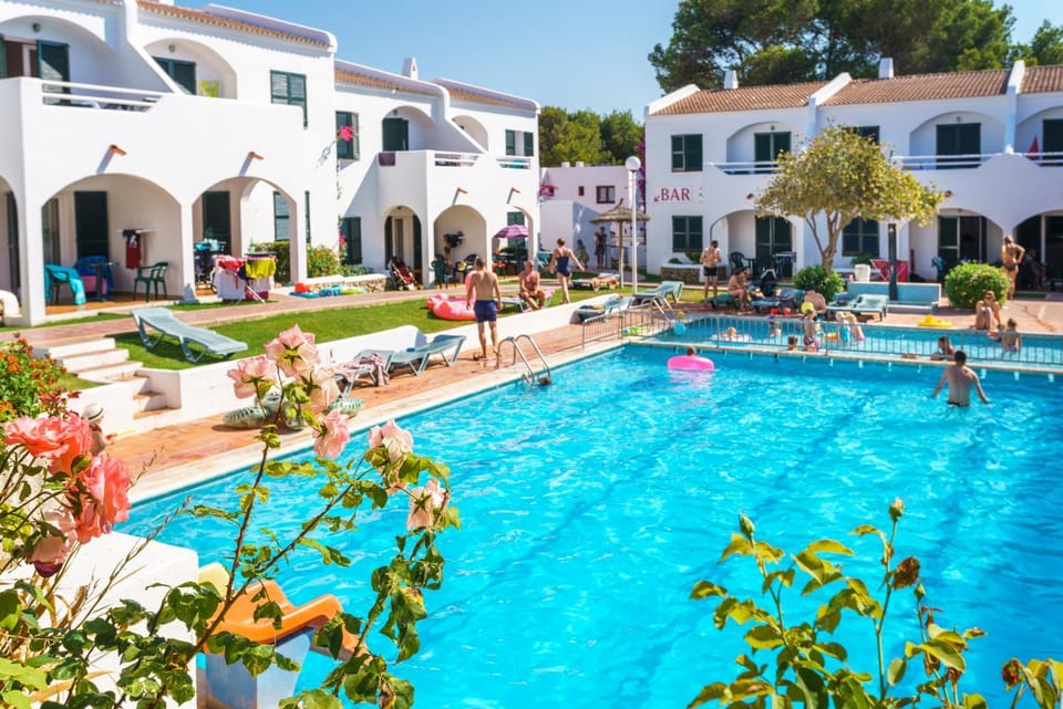 Property building, Spring, People, Garden, Garden view, Pool view, Swimming pool, Swimming pool, sunbed