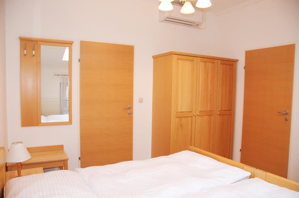 Photo of the whole room, Decorative detail