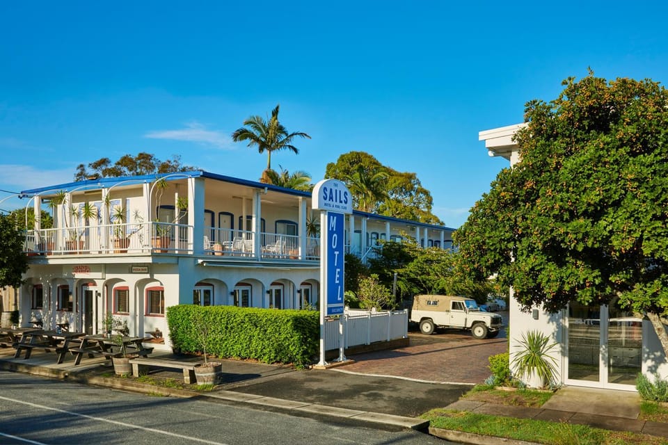 Property building, Restaurant/places to eat, Balcony/Terrace