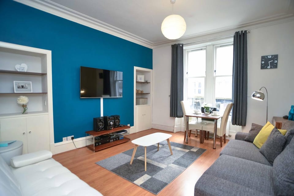 Communal lounge/ TV room, TV and multimedia, Living room, Seating area, Evening entertainment