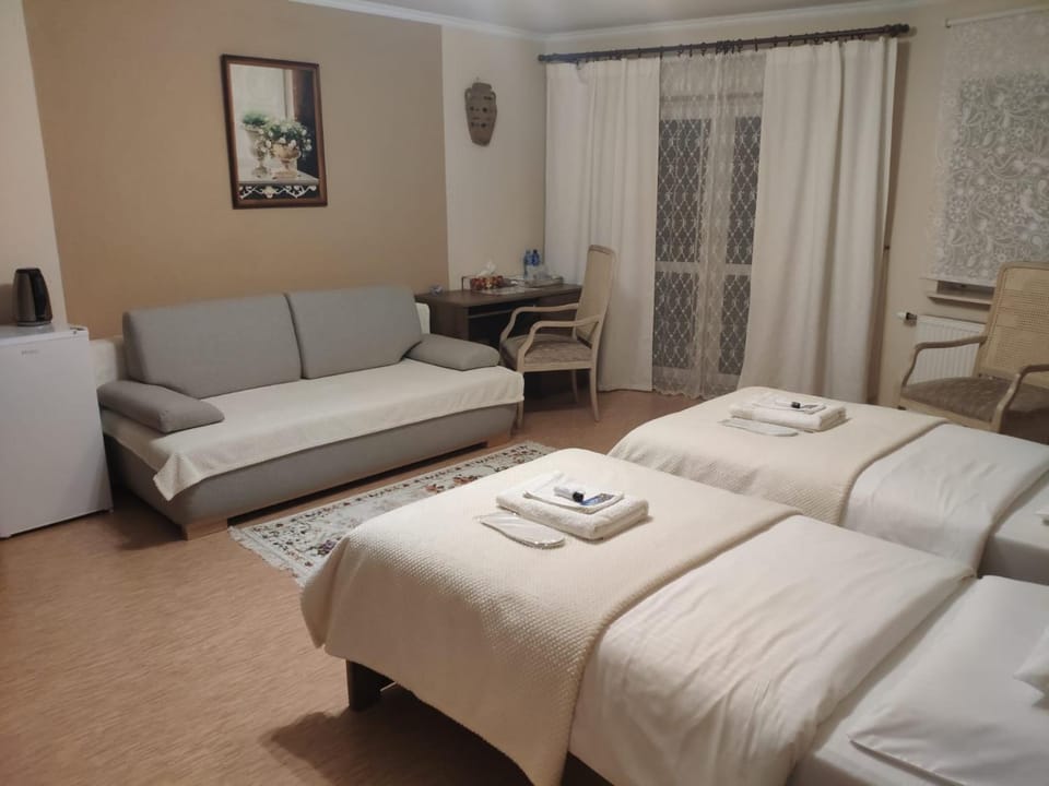 Bed, Living room, Photo of the whole room, Seating area, Bedroom, towels
