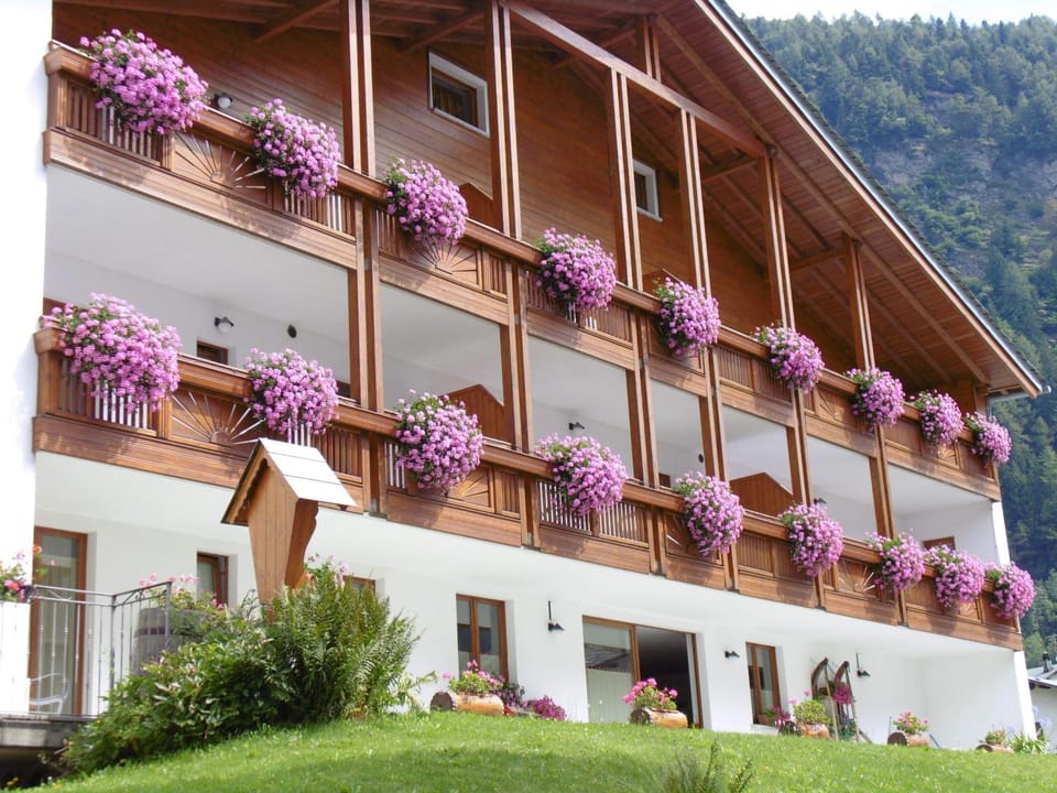 Baita dei Pini Apartment hotel in Canton of Grisons