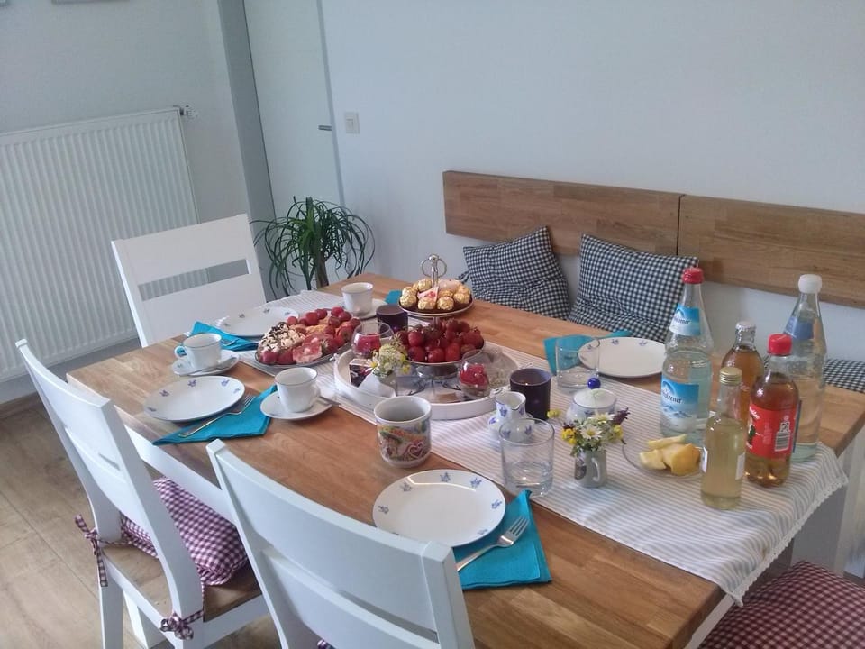 Photo of the whole room, Dining area