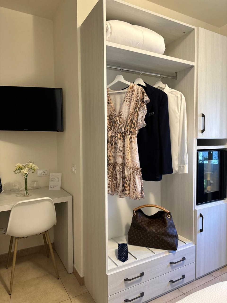 Bed, TV and multimedia, Bedroom, wardrobe