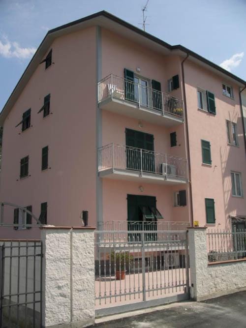 Property building, Day, Balcony/Terrace