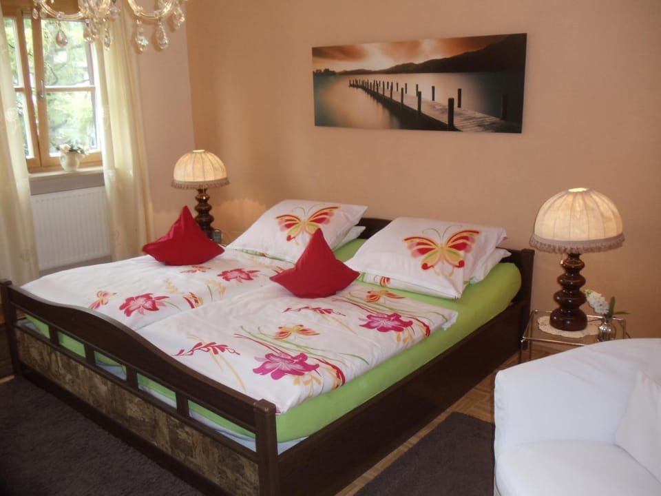 Photo of the whole room, Bedroom