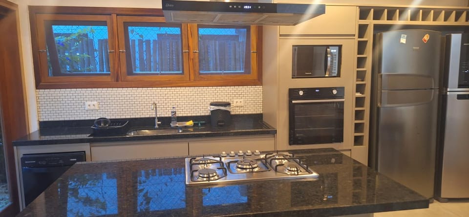 Condominio Vila dos Tucanos Maresias Canto Moreira 1 quadra da praia , 4 quartos , 3 banheiros , pet firendy peq porte 3 vagas q tenis, piscina , churrasqueira privativa ,portaria 24 hs arrumadeira e roupa de cama opcional House in São Sebastião