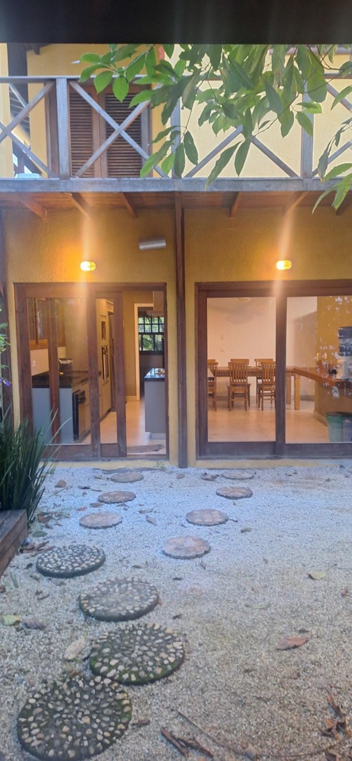 Condominio Vila dos Tucanos Maresias Canto Moreira 1 quadra da praia , 4 quartos , 3 banheiros , pet firendy peq porte 3 vagas q tenis, piscina , churrasqueira privativa ,portaria 24 hs arrumadeira e roupa de cama opcional House in São Sebastião