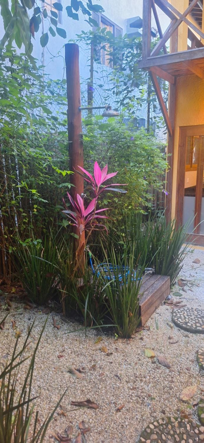 Condominio Vila dos Tucanos Maresias Canto Moreira 1 quadra da praia , 4 quartos , 3 banheiros , pet firendy peq porte 3 vagas q tenis, piscina , churrasqueira privativa ,portaria 24 hs arrumadeira e roupa de cama opcional House in São Sebastião