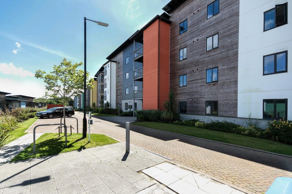 Property building, Facade/entrance, Day, On site