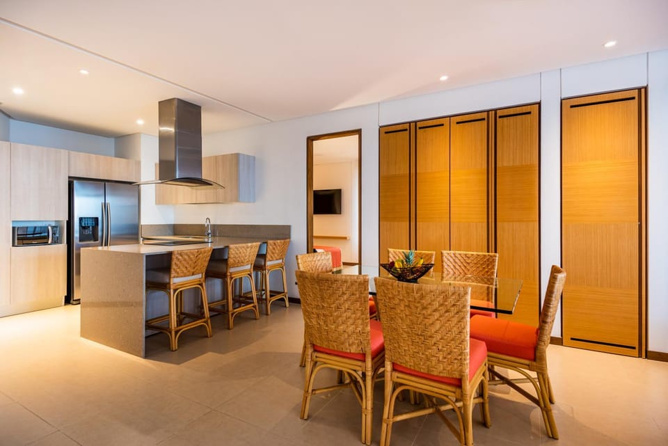 Kitchen or kitchenette, Dining area, oven, wardrobe
