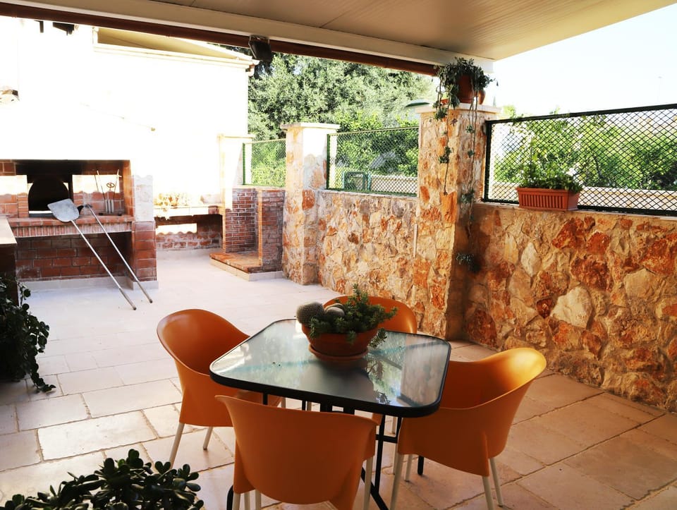 Patio, BBQ facilities, Garden, Balcony/Terrace, Kitchen or kitchenette, Living room, Dining area