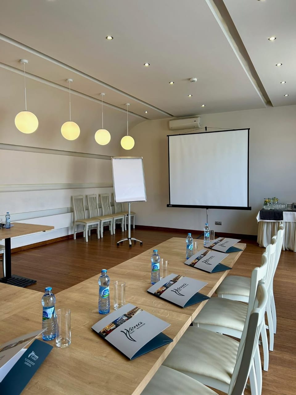 Property building, Coffee/tea facilities, Meeting/conference room
