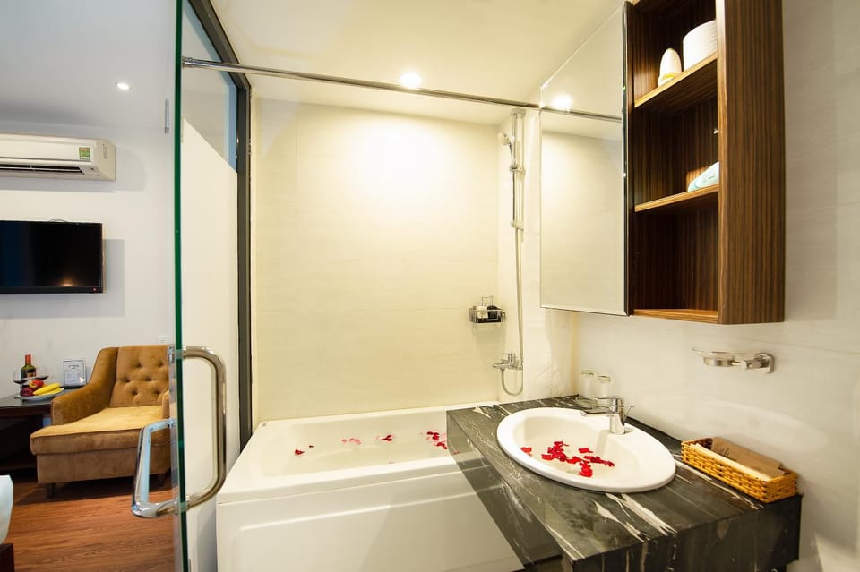 Shower, Toilet, Hot Tub, Bathroom