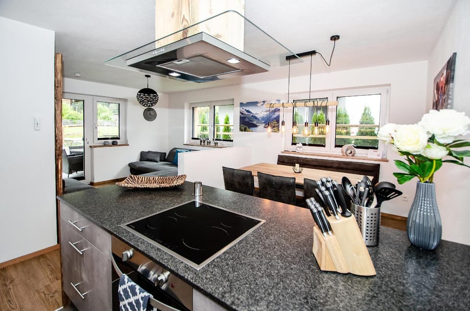 TV and multimedia, Coffee/tea facilities, Kitchen or kitchenette, Living room, Seating area, Dining area