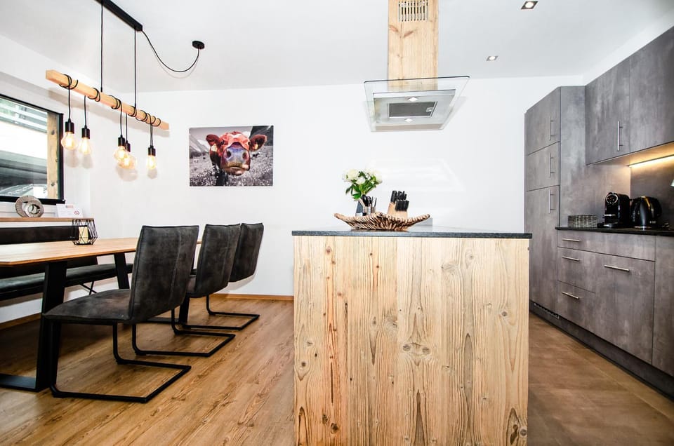 TV and multimedia, Coffee/tea facilities, Kitchen or kitchenette, Living room, Seating area, Dining area