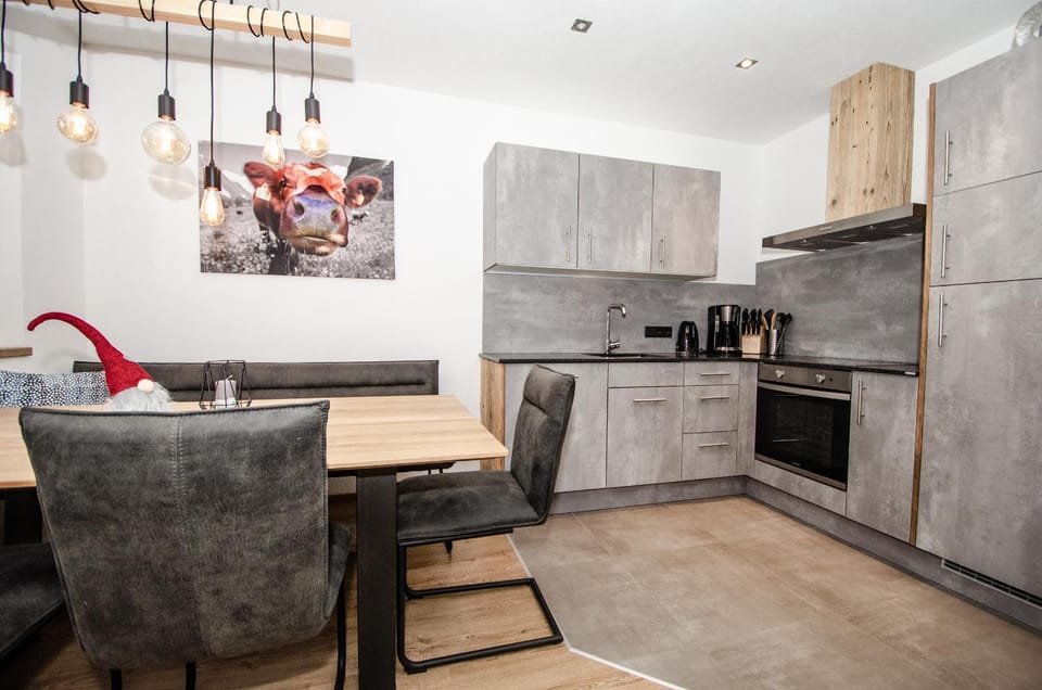 Kitchen or kitchenette, Seating area, Dining area
