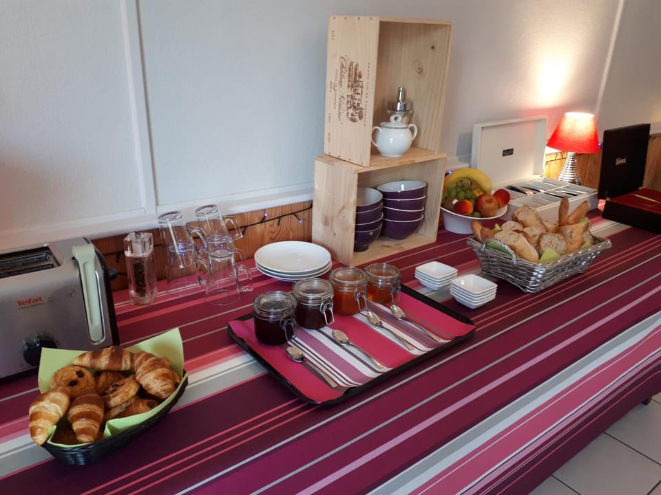 Food and drinks, Breakfast, Continental breakfast, Buffet breakfast