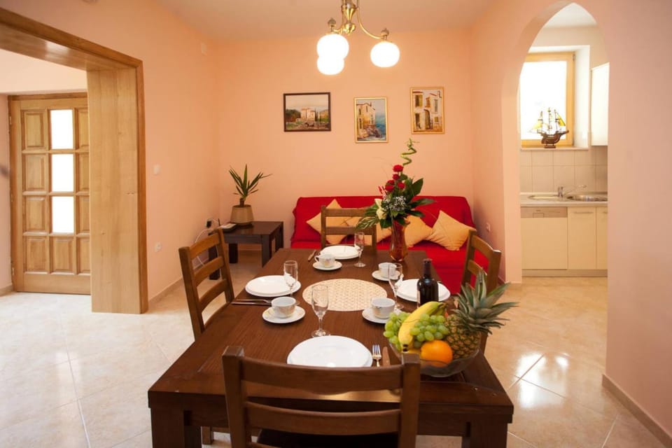 Living room, Seating area, Dining area, air conditioner
