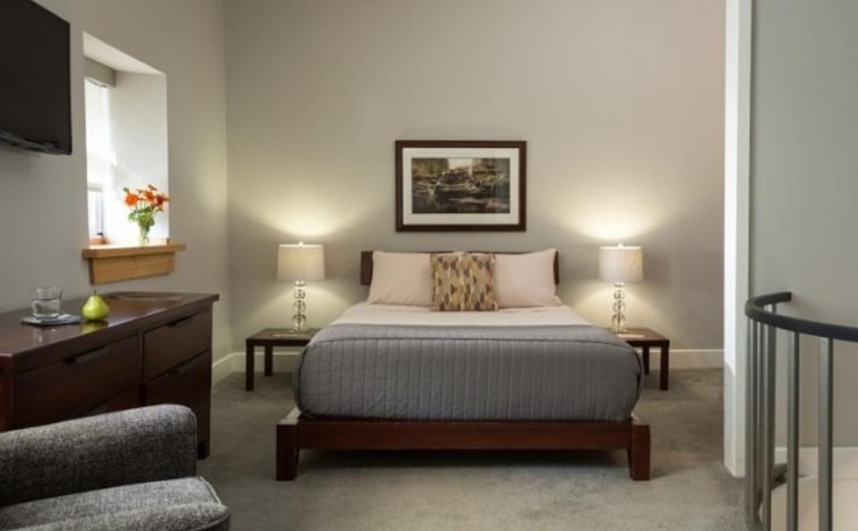 Bed, Seating area, Bedroom