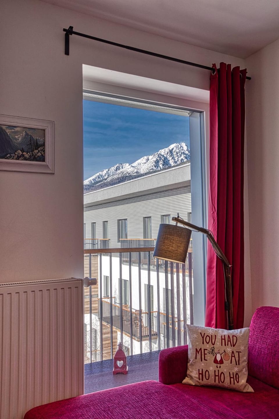Living room, Seating area, Mountain view, internet