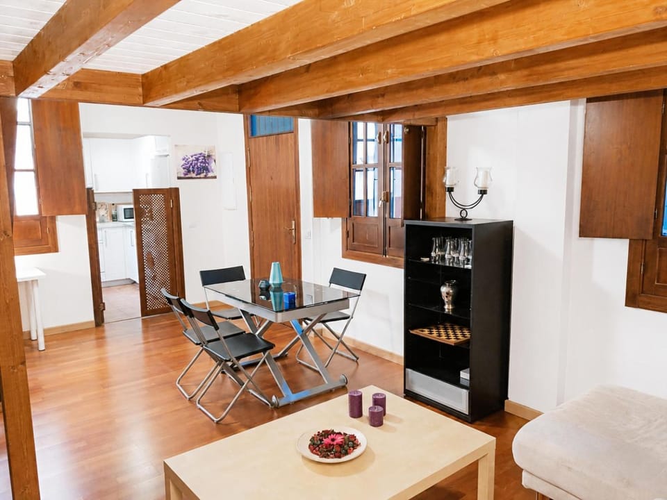 Kitchen or kitchenette, Living room, Food and drinks, Seating area, Dining area, Food, oven