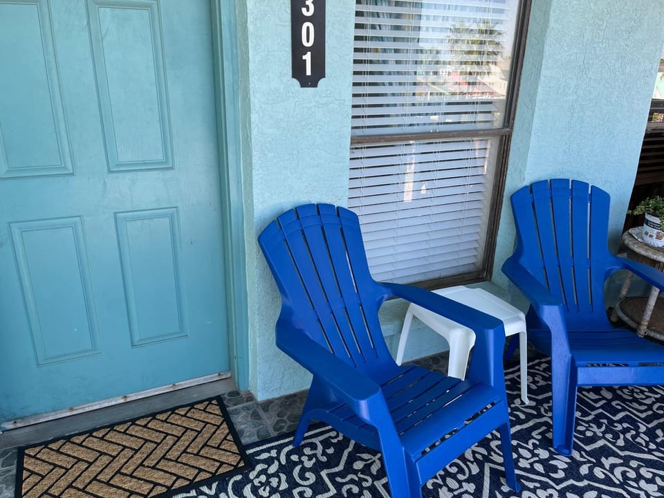 Charming SPI family condo - walking distance to the beach, Sleeps 6, Third Floor, 2026 Traveler Award Apartment hotel in South Padre Island