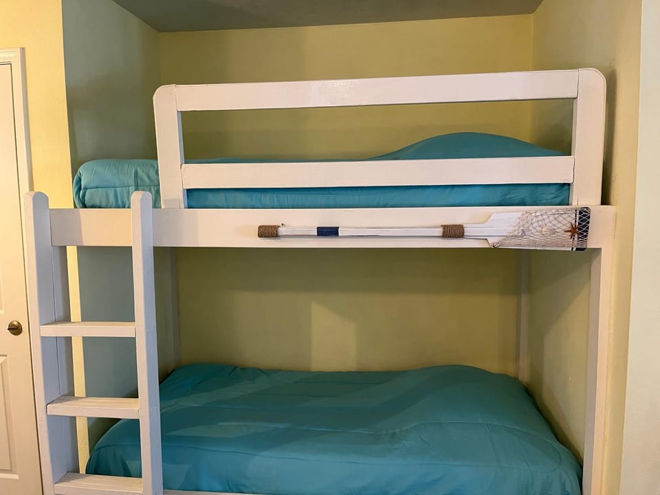 Charming SPI family condo - walking distance to the beach, Sleeps 6, Third Floor, 2026 Traveler Award Apartment hotel in South Padre Island