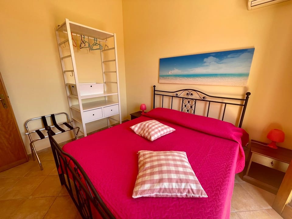 Bed, Photo of the whole room, wardrobe