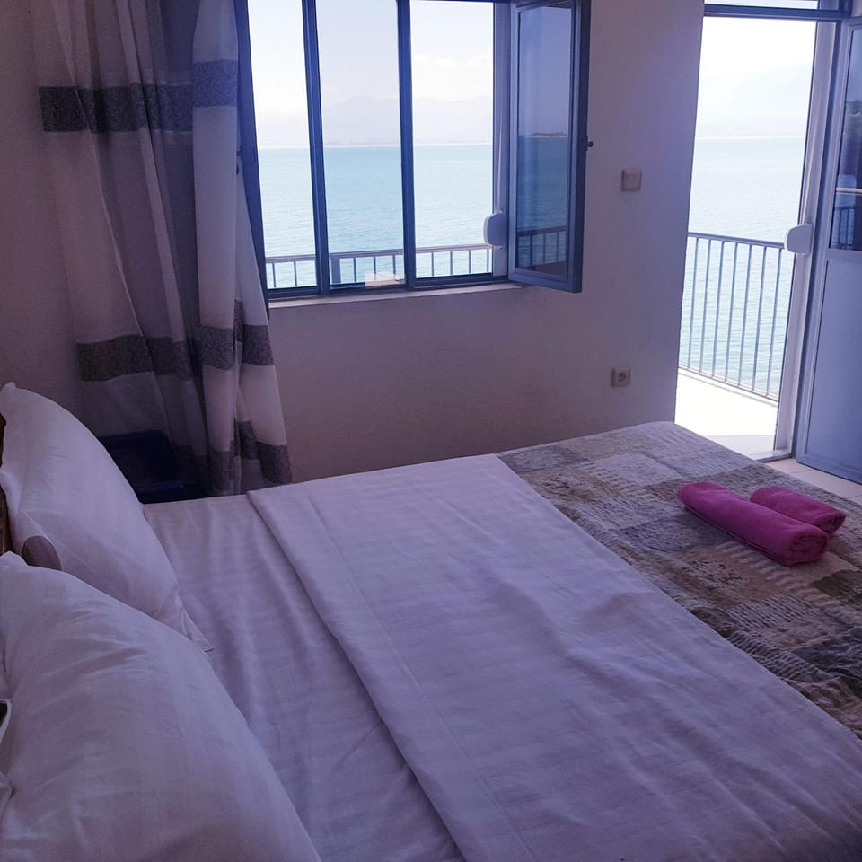 Property building, Bed, Photo of the whole room, Bedroom, Lake view, towels