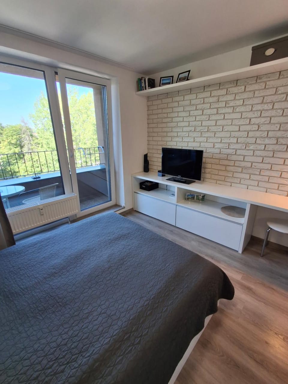 TV and multimedia, Living room, Photo of the whole room, Bedroom