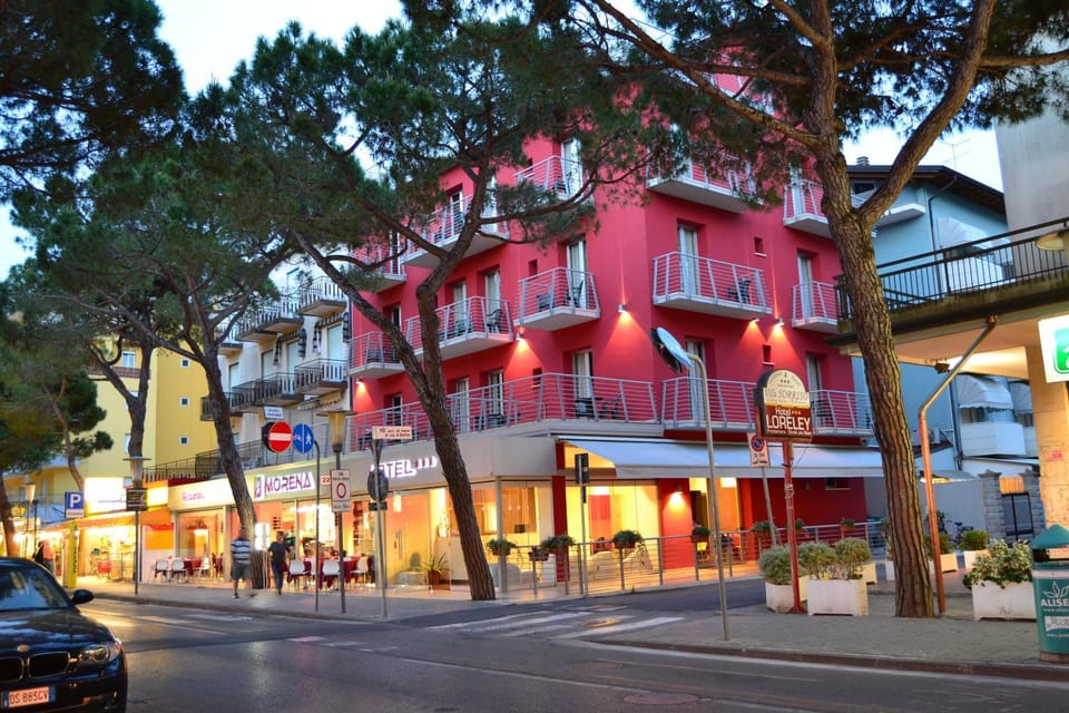 Property building, Restaurant/places to eat, Neighbourhood, City view, Location