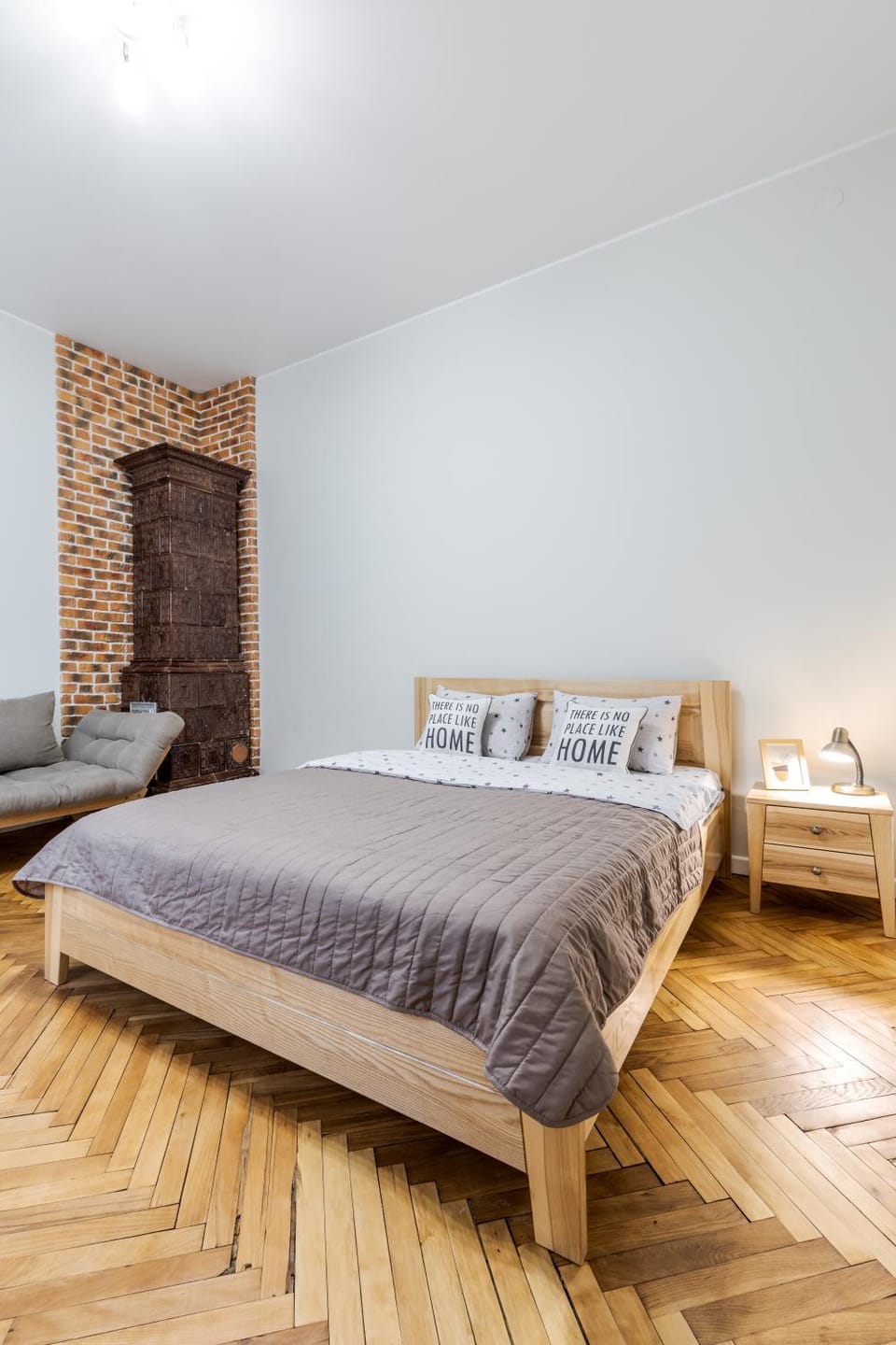 Photo of the whole room, Bedroom