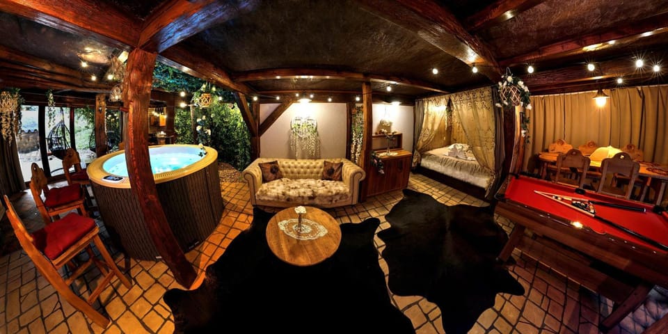 Hot Tub, Seating area