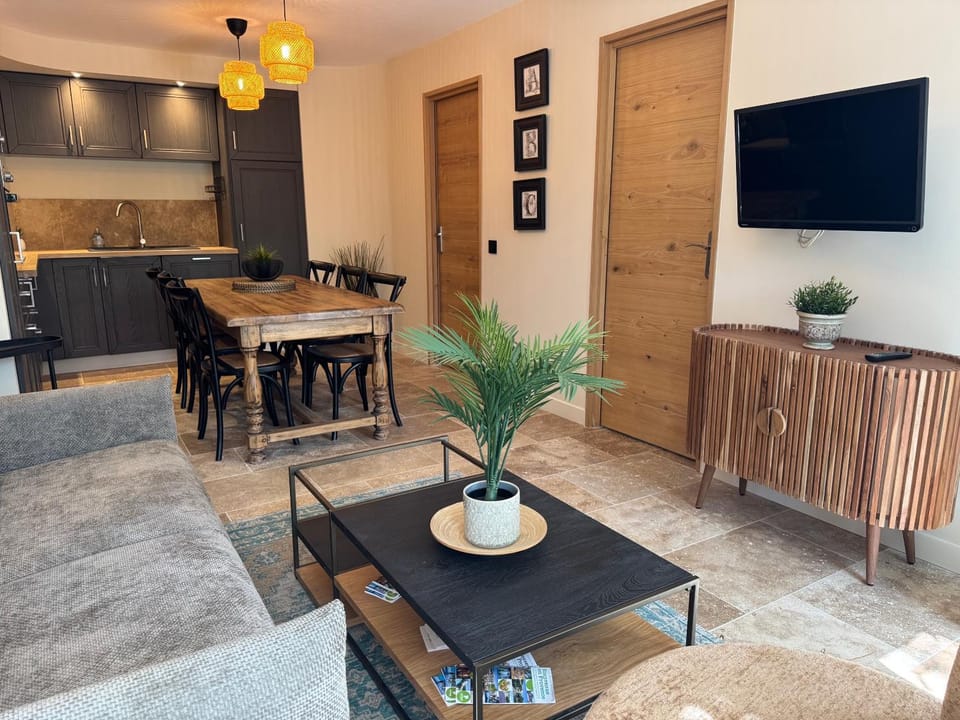 Communal lounge/ TV room, TV and multimedia, Kitchen or kitchenette, Living room, Seating area, Dining area